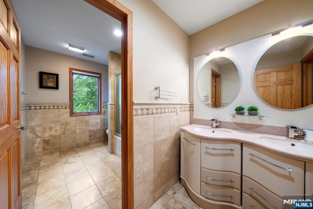 325 Cooper Place Paramus, NJ 07652 - Photo 23 of 31