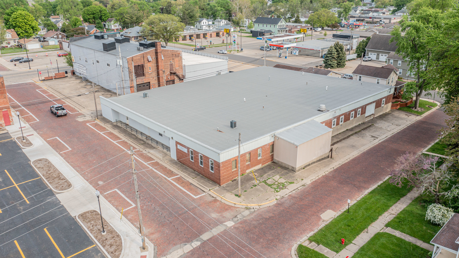 825 North Pleasant Street Princeton, IL 61356 - Photo 1 of 32 a view of a city from a terrace