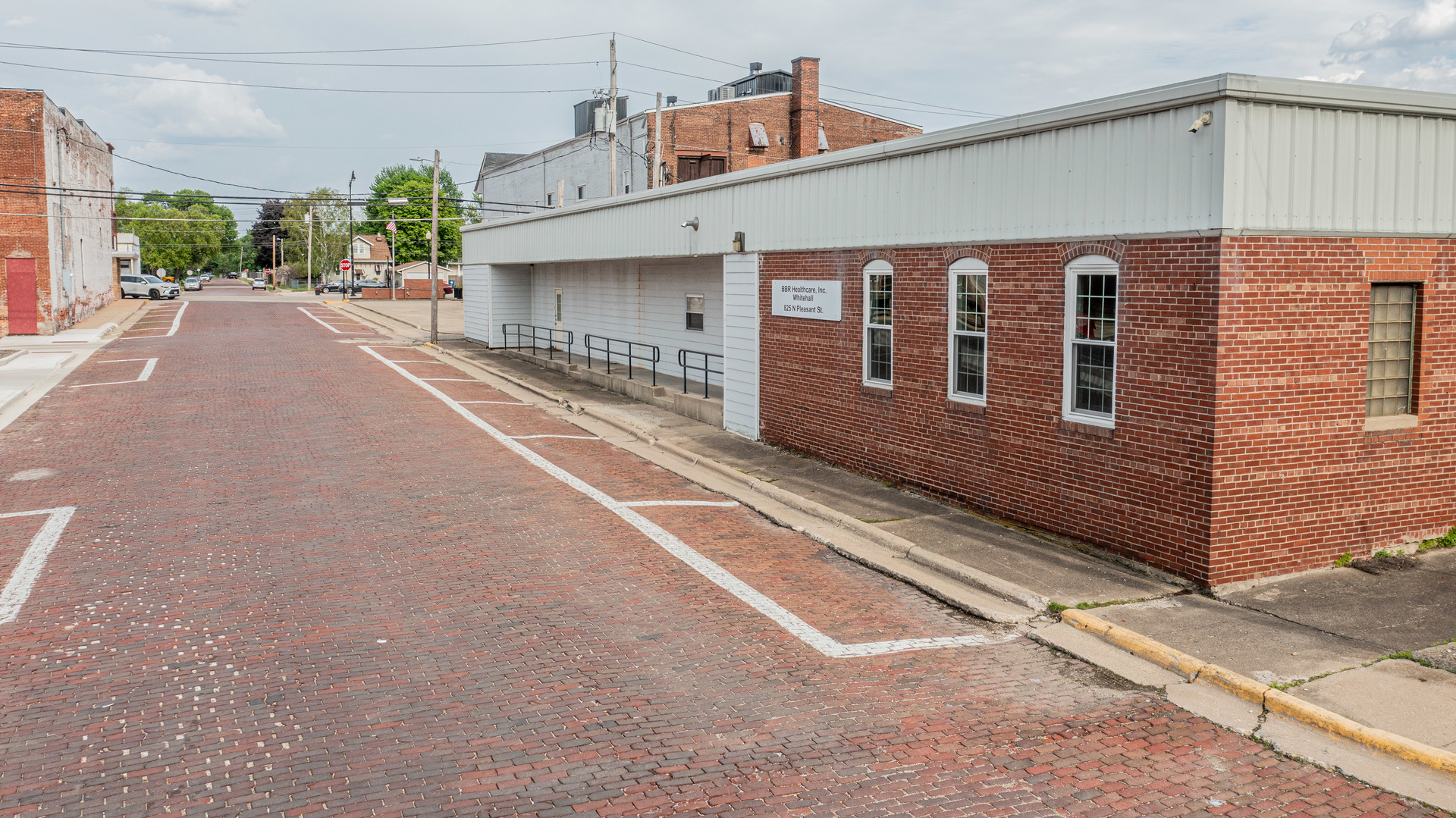 825 North Pleasant Street Princeton, IL 61356 - Photo 2 of 32 a front view of a house with a yard