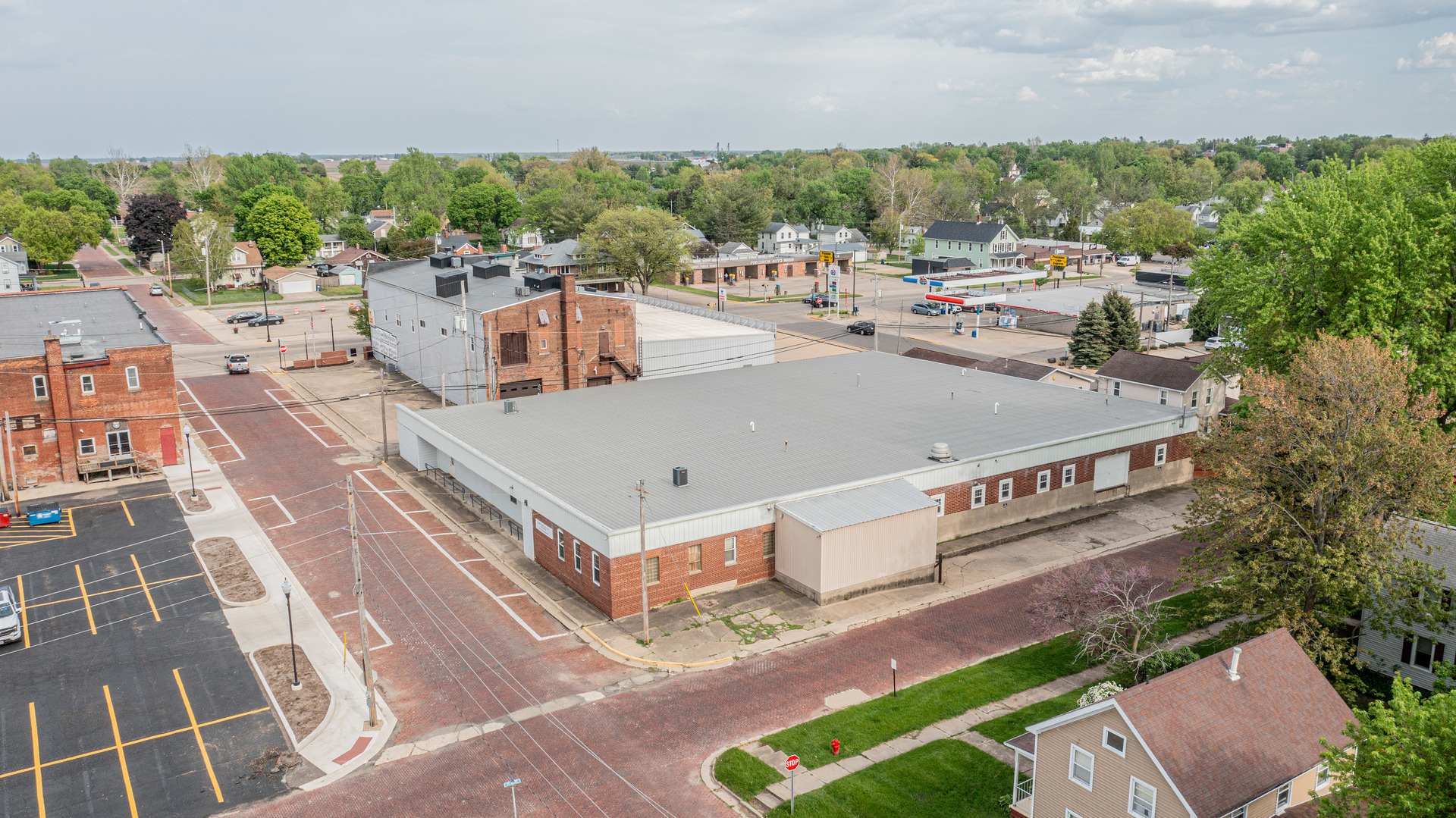 825 North Pleasant Street Princeton, IL 61356 - Photo 29 of 32 an aerial view of a house with a yard basket ball court and outdoor seating