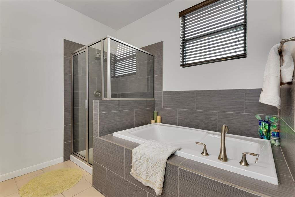 1841 Radcliffe Street Houston, TX 77007 - Photo 19 of 31 a bathroom with a tub and a sink