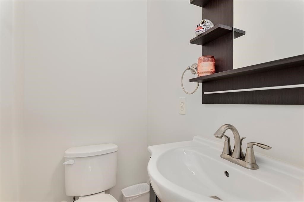 1841 Radcliffe Street Houston, TX 77007 - Photo 20 of 31 a bathroom with a sink and mirror