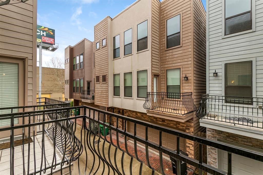 1841 Radcliffe Street Houston, TX 77007 - Photo 28 of 31 a view of a building from a balcony