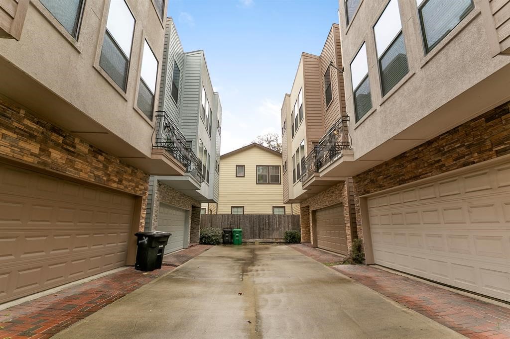 1841 Radcliffe Street Houston, TX 77007 - Photo 29 of 31 a view of a white house with a large windows