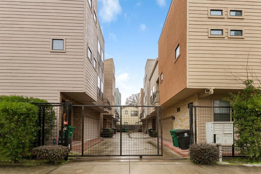 1841 Radcliffe Street Houston, TX 77007 - Photo 31 of 31 a view of a street with houses