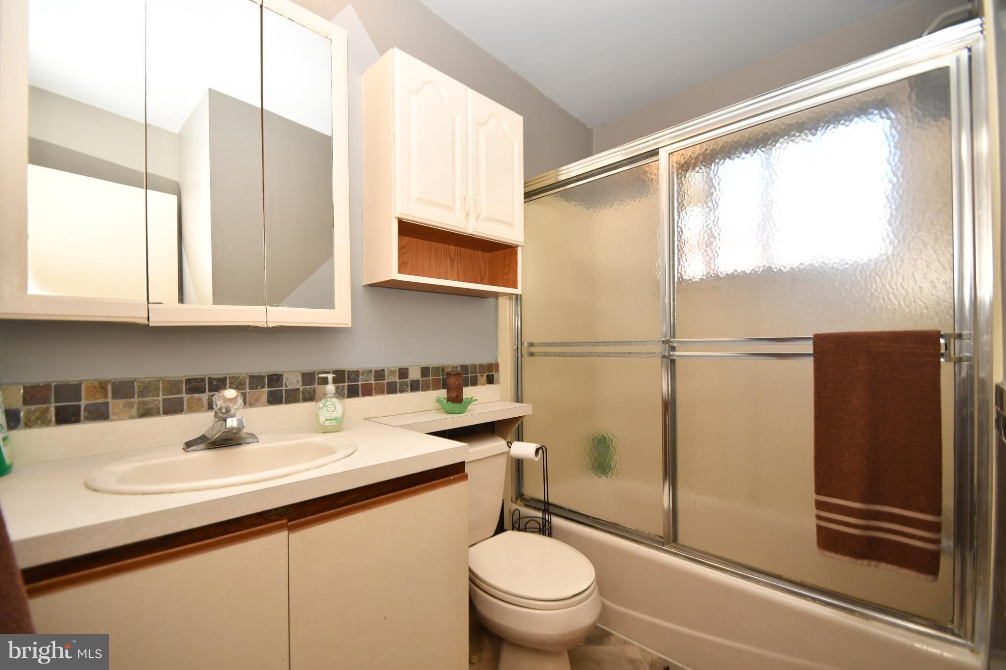 6823 Barnett Road Baltimore, MD 21239 - Photo 20 of 34 Full Bathroom
