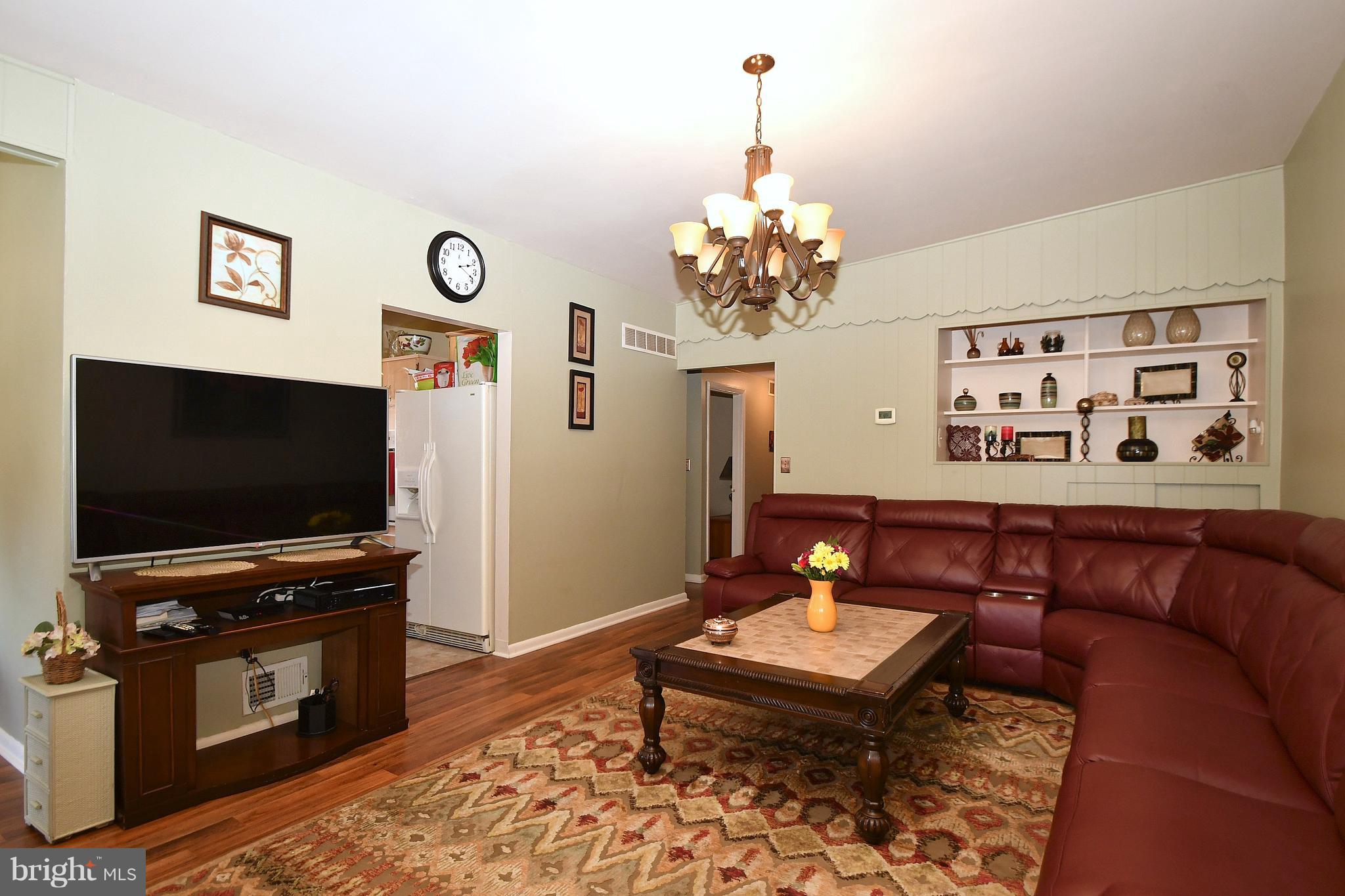 6823 Barnett Road Baltimore, MD 21239 - Photo 4 of 34 Living Room