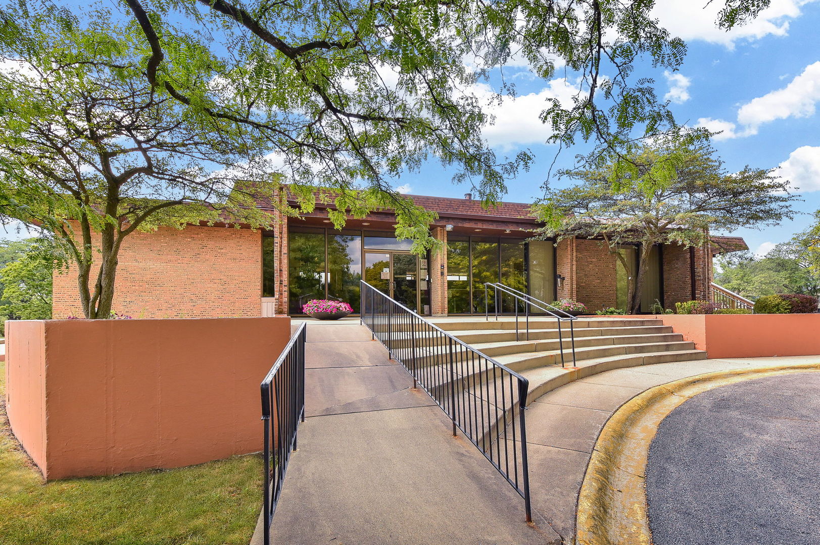 478 Raintree Court, Unit 2B Glen Ellyn, IL 60137 - Photo 12 of 16 a view of a house with backyard and sitting area