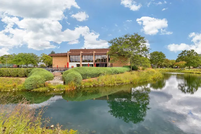 $233,000 | 478 Raintree Court, Unit 2B, Glen Ellyn, IL 60137