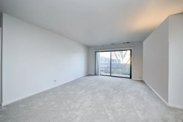 $206,500 | 478 Raintree Court, Unit 2B, Glen Ellyn, IL 60137
