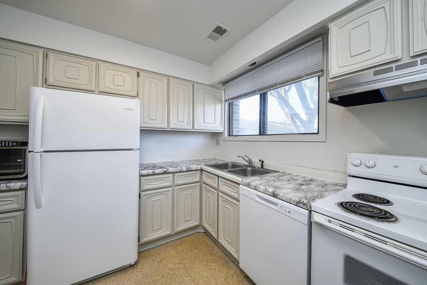 478 Raintree Court, Unit 2B Glen Ellyn, IL 60137 - Photo 4 of 16 a kitchen with a stove a refrigerator and a sink