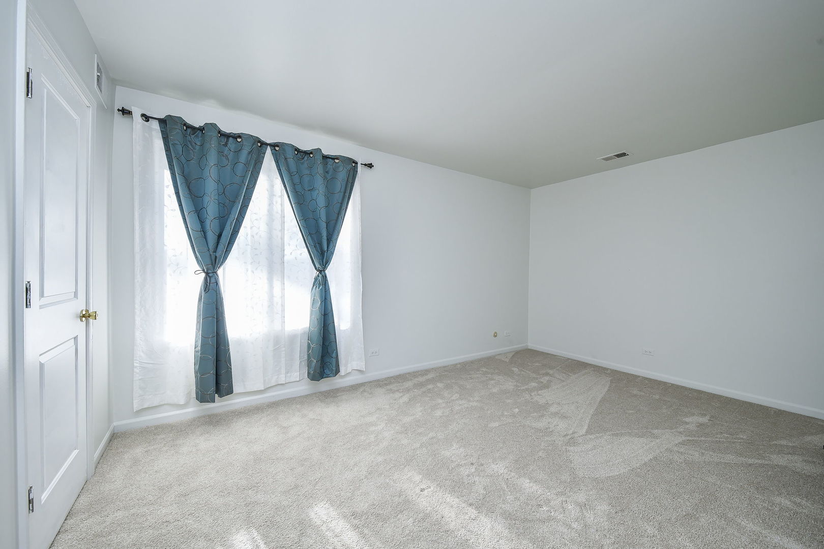 478 Raintree Court, Unit 2B Glen Ellyn, IL 60137 - Photo 5 of 16 an empty room with windows and door