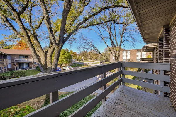 $206,500 | 478 Raintree Court, Unit 2B, Glen Ellyn, IL 60137