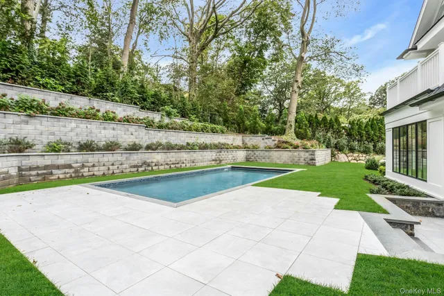 a view of an house with swimming pool and yard