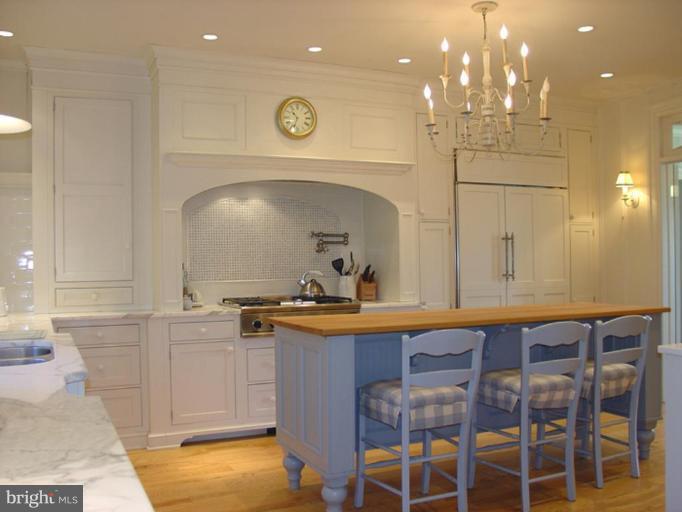 40694 Farm Market Road Leesburg, VA 20176 - Photo 11 of 30 a kitchen with a sink and cabinets