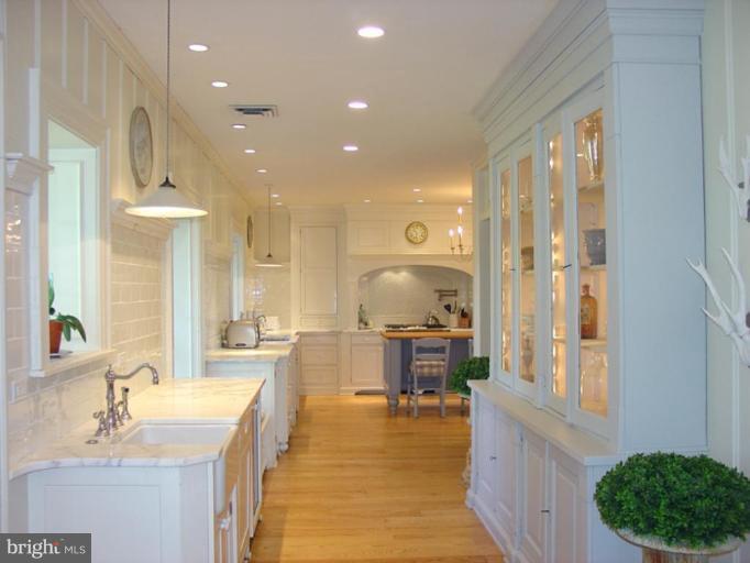 40694 Farm Market Road Leesburg, VA 20176 - Photo 12 of 30 a spacious bathroom with a tub sink and mirror
