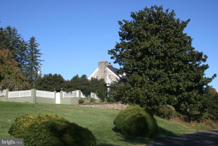 40694 Farm Market Road Leesburg, VA 20176 - Photo 15 of 30 a front view of a house with a yard