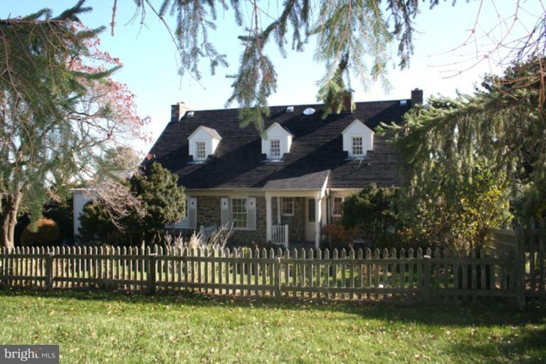 40694 Farm Market Road Leesburg, VA 20176 - Photo 20 of 30 a front view of house with a garden