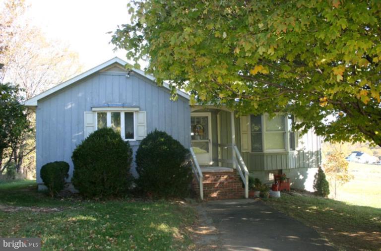 40694 Farm Market Road Leesburg, VA 20176 - Photo 4 of 30 a view of a house with backyard and sitting area