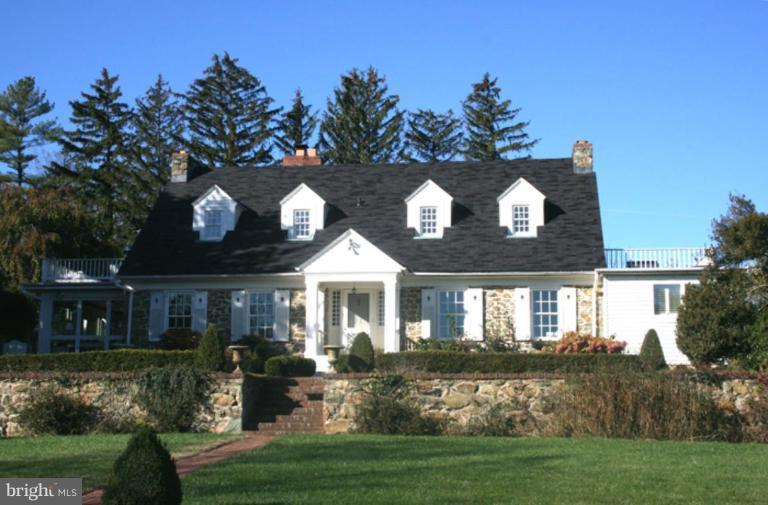 40694 Farm Market Road Leesburg, VA 20176 - Photo 9 of 30 a front view of a house with a garden