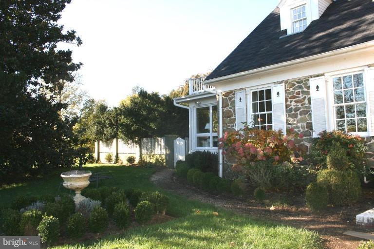 40694 Farm Market Road Leesburg, VA 20176 - Photo 10 of 30 a front view of a house with a garden