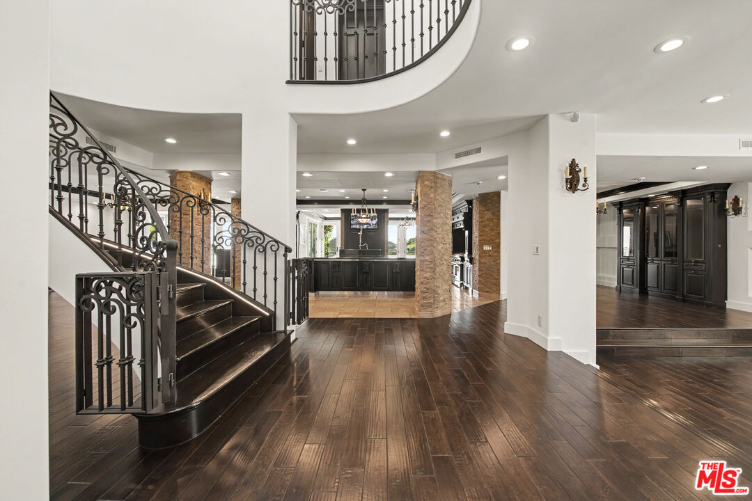 12608 Promontory Road Los Angeles, CA 90049 - Photo 6 of 59