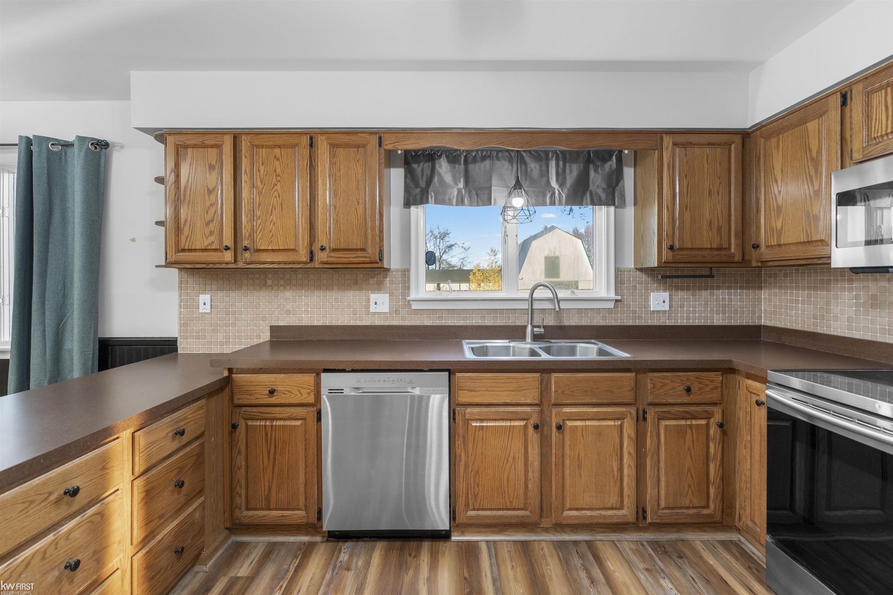 7042 Corunna Road Flint, MI 48532 - Photo 20 of 71 50193056-a11966e8-d34d-45f9-b0a4-4dcc74ac32c8.JPG