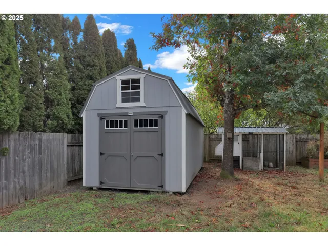 a view of a yard with a house