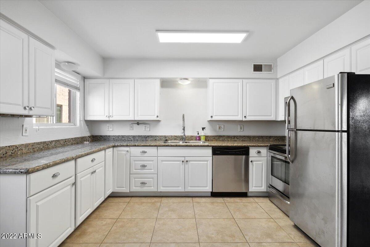 4041 East Camelback Road, Unit 5 Phoenix, AZ 85018 - Photo 8 of 16 05-IMG_8602