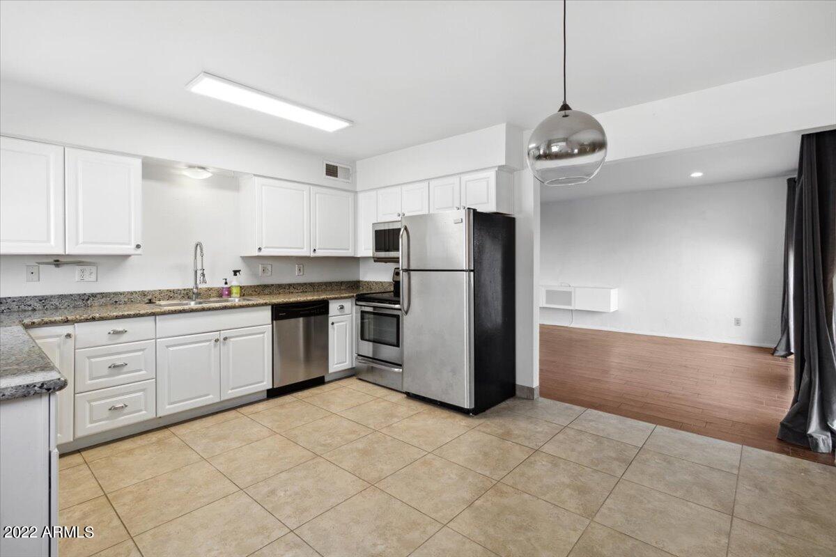 4041 East Camelback Road, Unit 5 Phoenix, AZ 85018 - Photo 9 of 16 06-IMG_8608