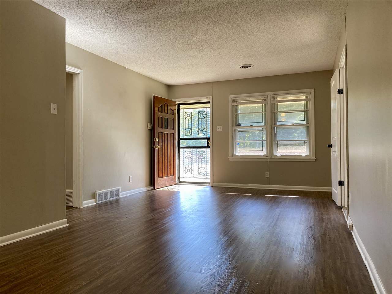 5009 Millbranch Road Memphis, TN 38116 - Photo 3 of 17 Living Room