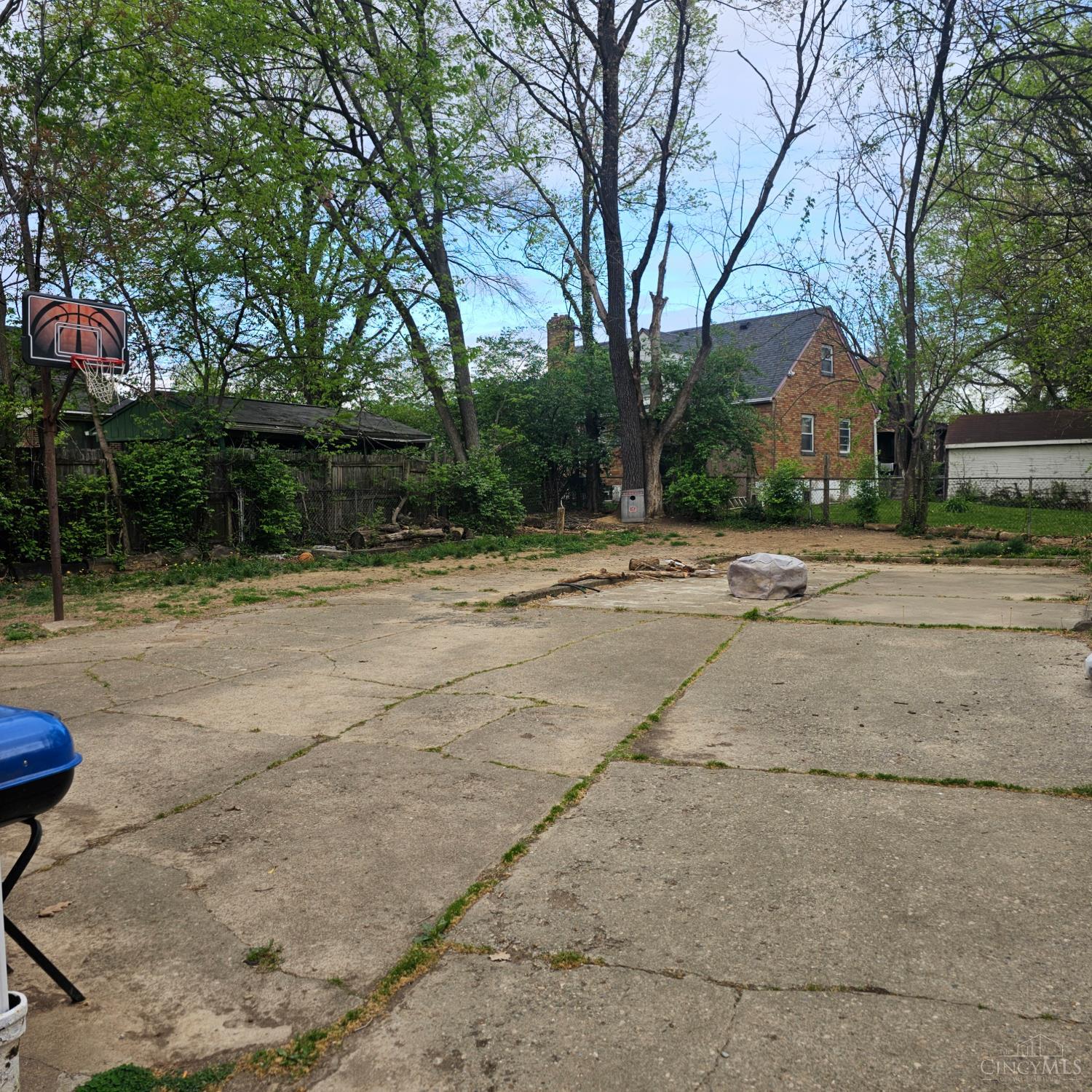 1162 Groesbeck Road Cincinnati, OH 45224 - Photo 3 of 10