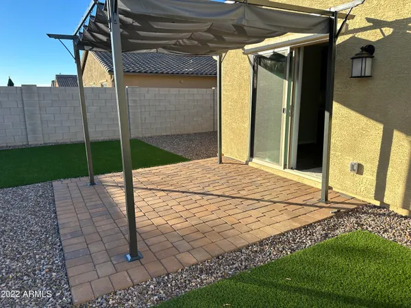 a view of a backyard