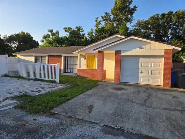 $2,000 | 9710 Whistler Court, Tampa, FL 33615