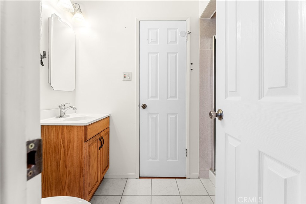 116 East Campus View Drive Riverside, CA 92507 - Photo 13 of 30 Hallway bath