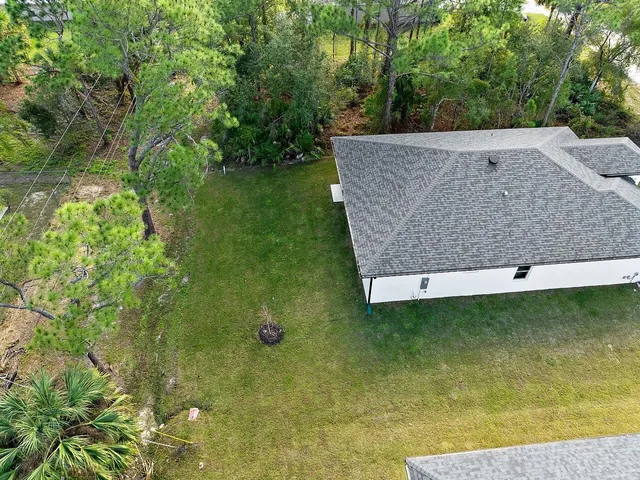 a view of a back yard