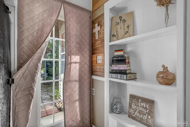 $300,000 | 7985 Mobile Highway, Pensacola, FL 32526