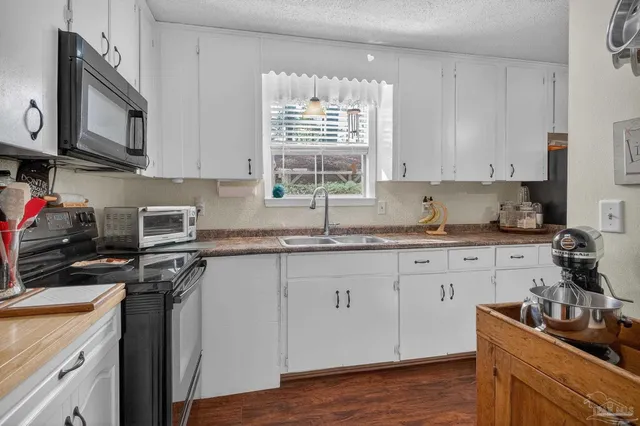 $300,000 | 7985 Mobile Highway, Pensacola, FL 32526