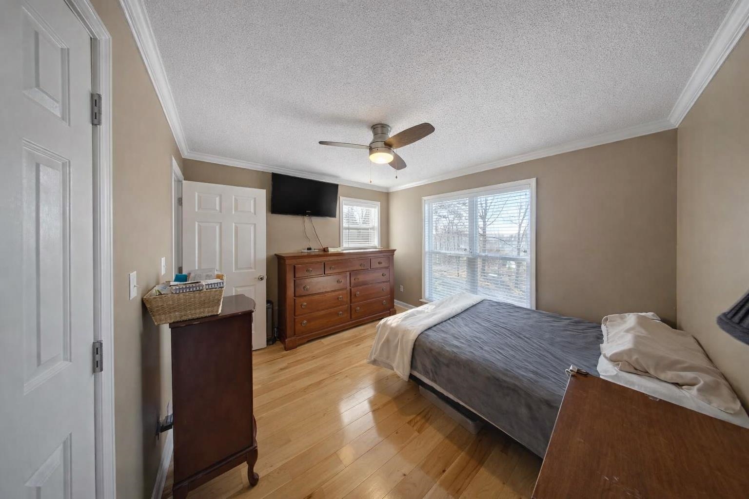 30 Point Grand Court Savannah, TN 38372 - Photo 14 of 40 a spacious bedroom with a bed and a chandelier