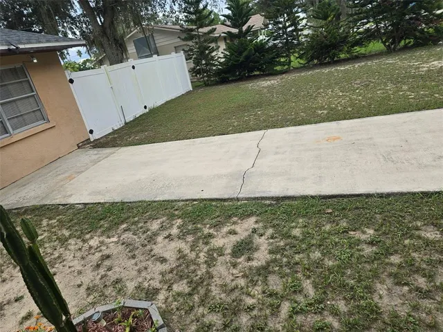 a view of a backyard