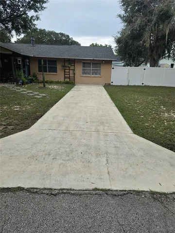 a view of a yard in front of a house