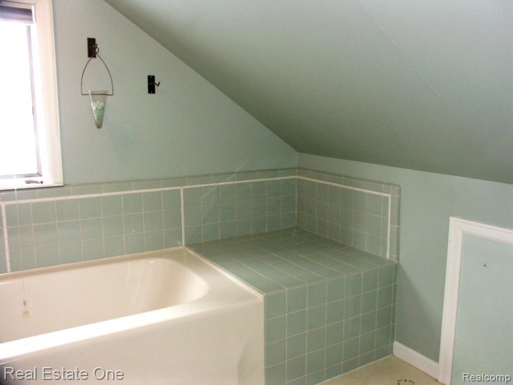 6233 Waldon Road Clarkston, MI 48346 - Photo 30 of 41 lovely bathroom on upper level