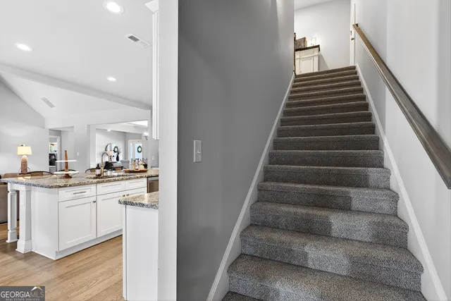 a view of entryway and kitchen