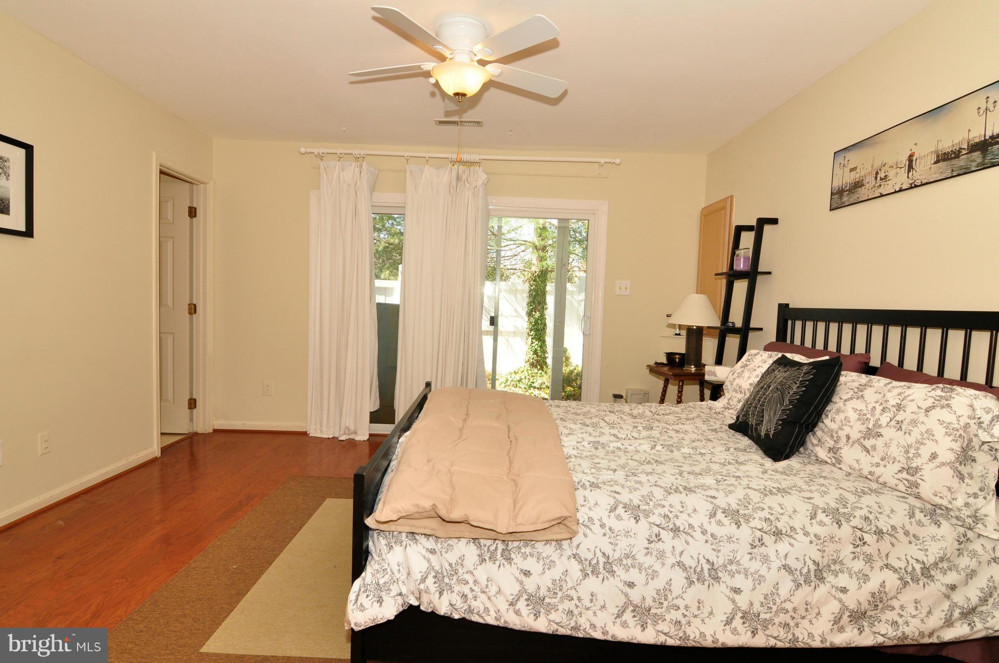 12095 Edgemere Circle Reston, VA 20190 - Photo 3 of 28 a bedroom with a bed and window