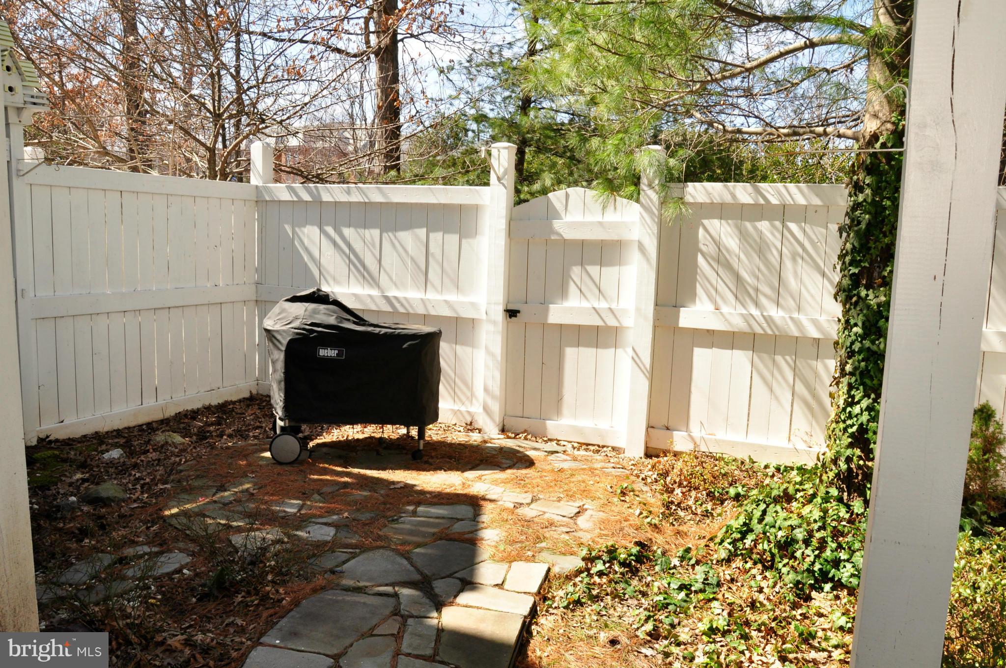 12095 Edgemere Circle Reston, VA 20190 - Photo 7 of 28 a view of a backyard of the house