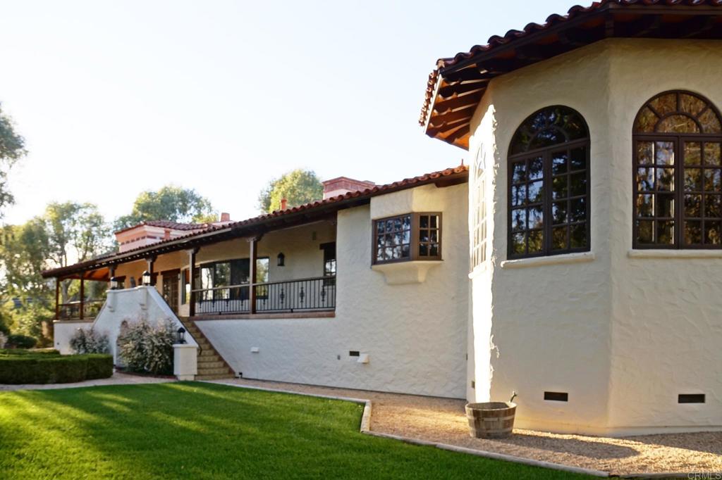 5443 Calzada Del Bosque Rancho Santa Fe, CA 92067 - Photo 59 of 63 a front view of a house with garden