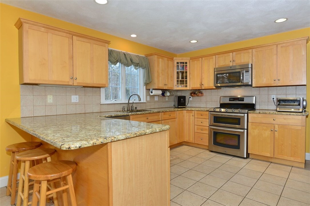 21 Spring House Lane Cumberland, RI 02864 - Photo 3 of 31