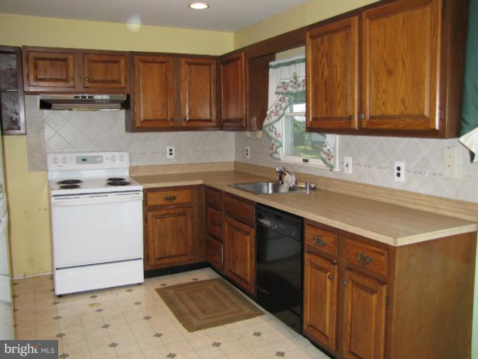 247 Brock Bridge Road Laurel, MD 20724 - Photo 8 of 22 Kitchen