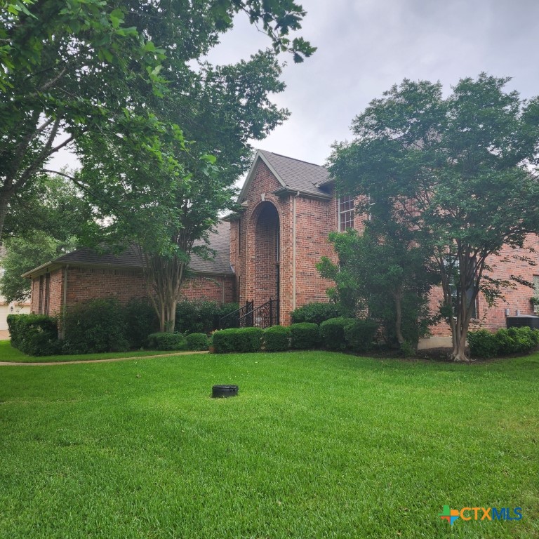 11710 Uplands Ridge Drive Austin, TX 78738 - Photo 3 of 33 a front view of house with yard and green space
