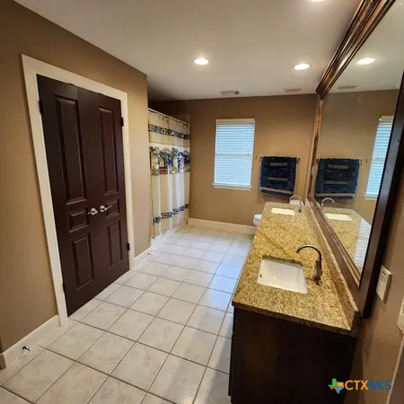 en empty room with windows and ceiling fan